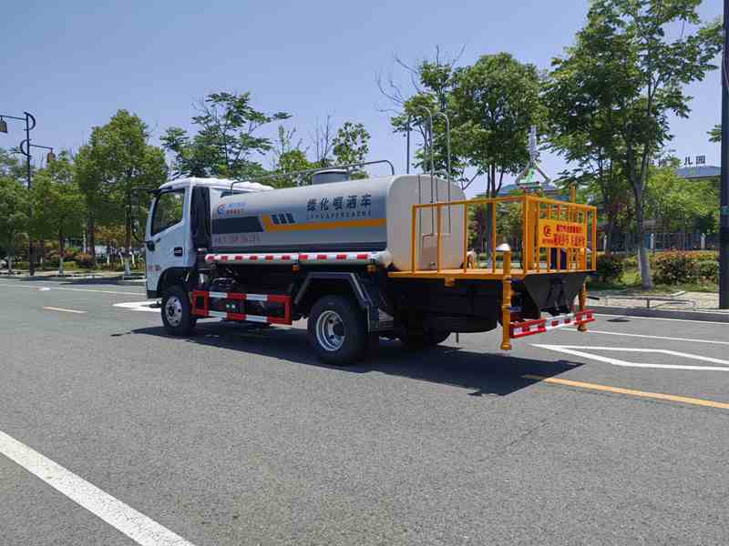 小型洒水车