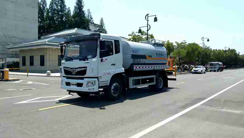 东风12方洒水车