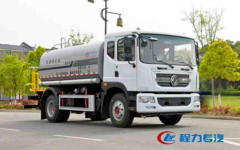 东风D9洒水车