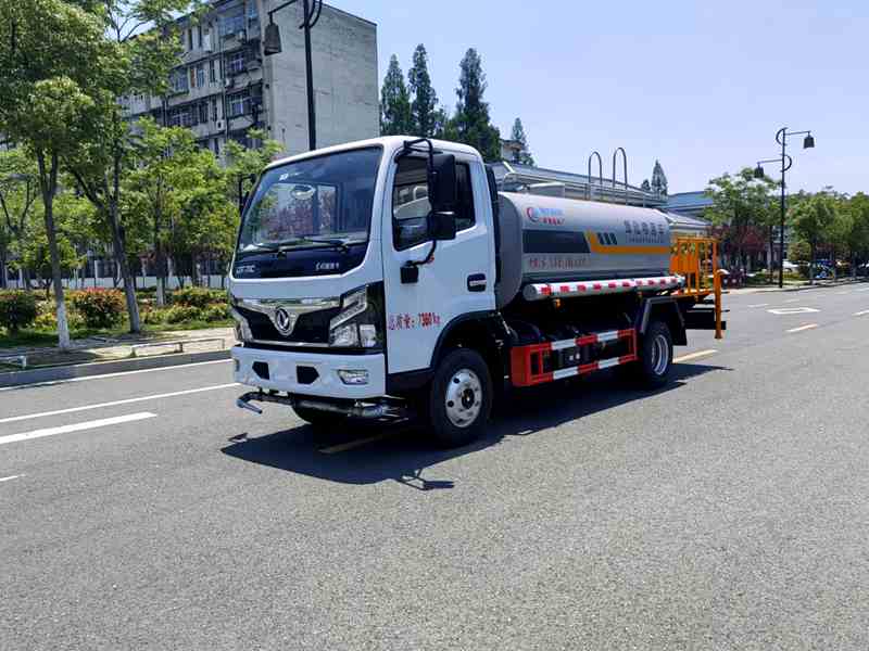 东风5吨洒水车