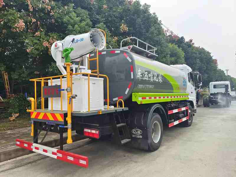 东风12方洒水车