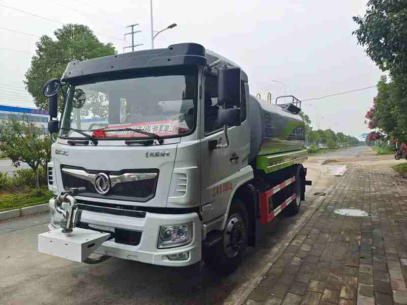 东风洒水车