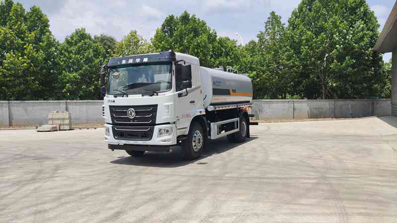 东风15方洒水车