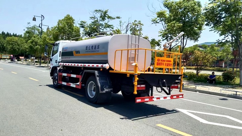 东风10方洒水车