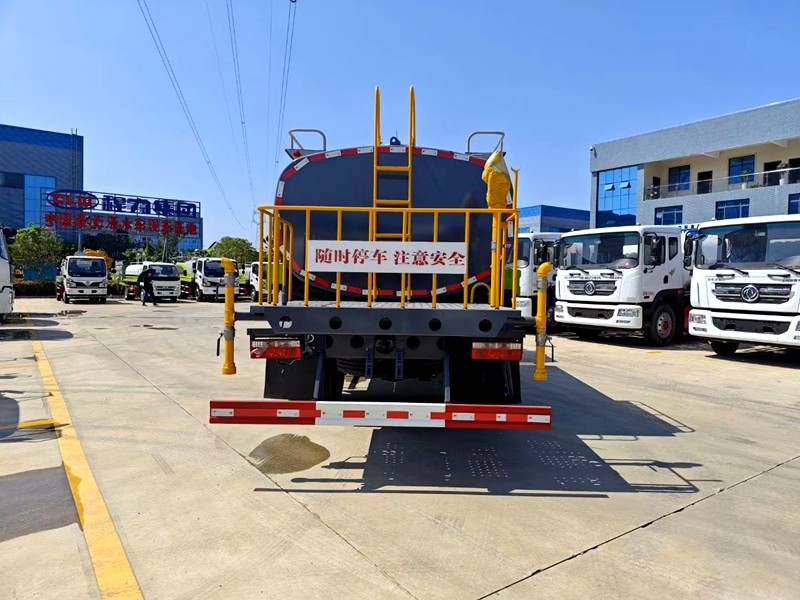 东风12方洒水车