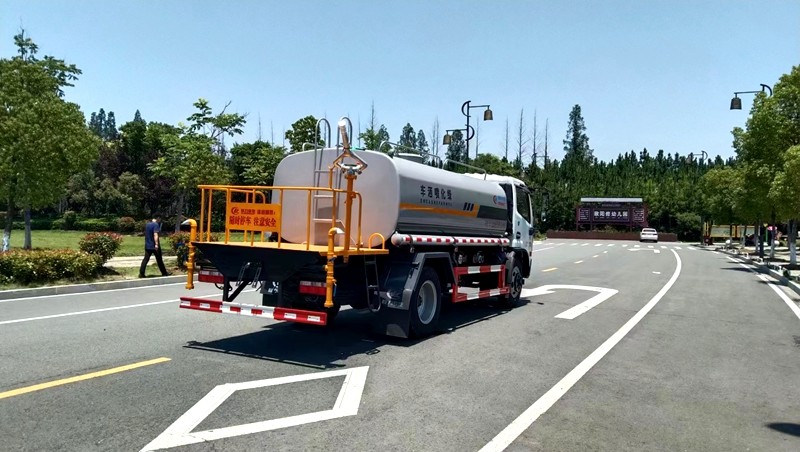 东风5方洒水车