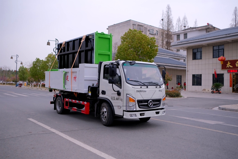 勾臂垃圾车