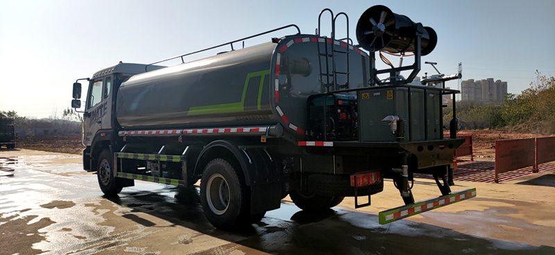 重汽15方洒水车