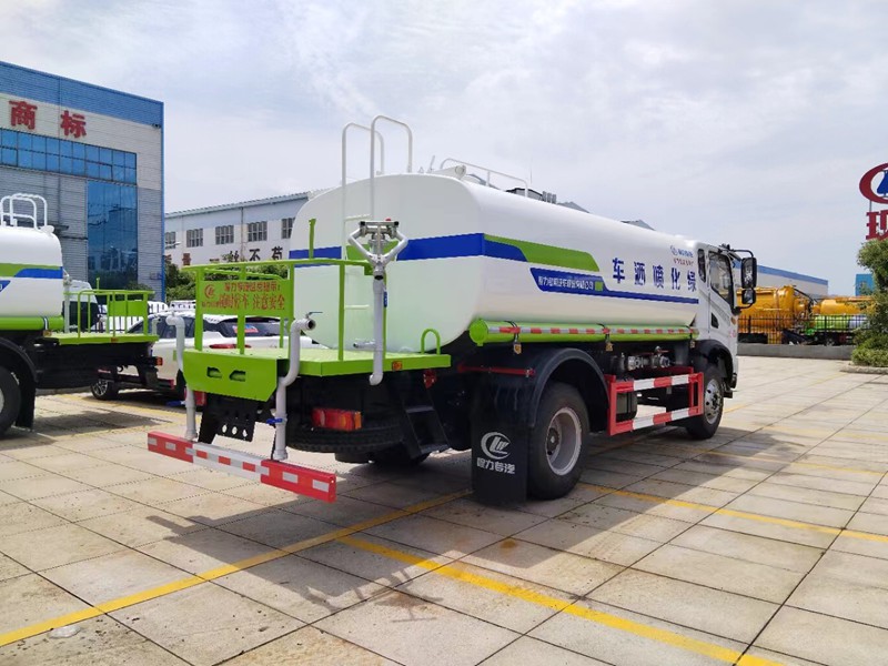 东风13方洒水车